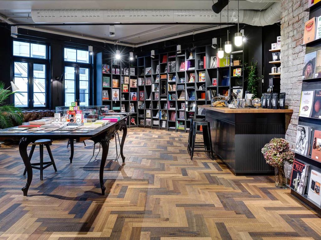 chapel-parquet-flooring-herringbone-pattern-fullscreen